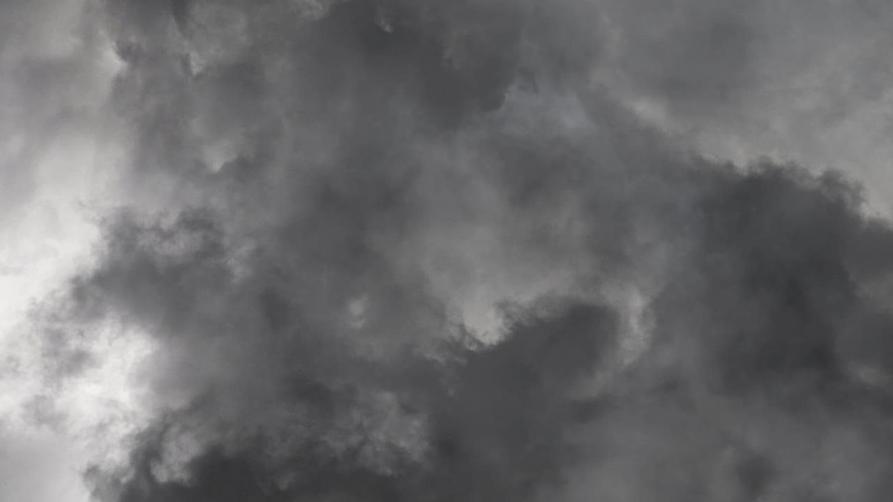 번개가  ⁇ 박이는 4k 폭풍우 하늘