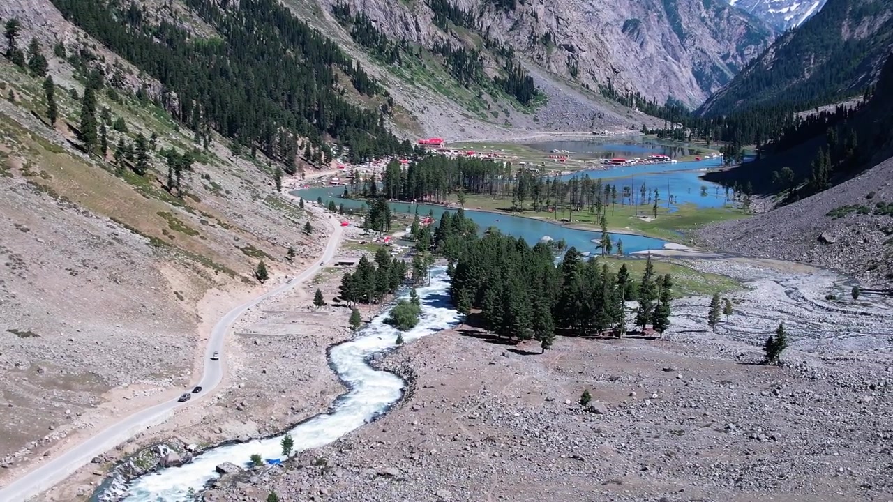 Joki virtaa Ylä-Ushun laakson läpi metsän ja vuorten ympäröimänä Hindukušissa, Khyber Pakhtunkhwassa, Pakistanissa.