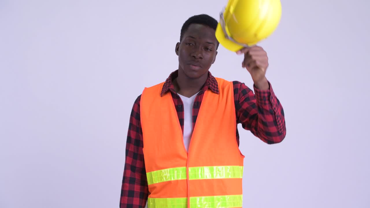 joven y guapo hombre africano trabajador de la construcción