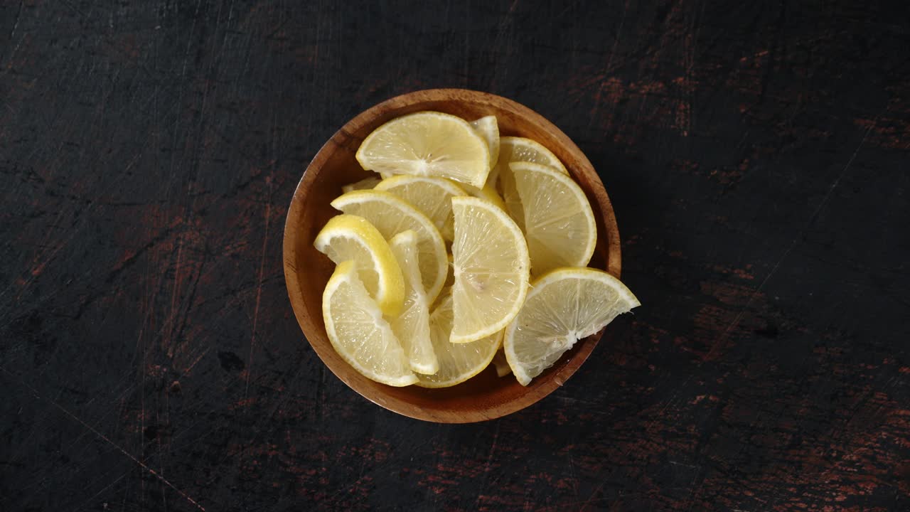 접시 위에 개진 신선한 레몬이 천천히 회전합니다.