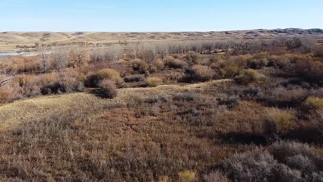 Drohnenaufnahmen-Des-Sonnenuntergangs-Im-Land-über-Dem-Prärieland-In-Der-Nähe-Von-Alberta,-Kanada