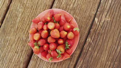 Overhead-Von-Frischen-Erdbeeren-In-Der-Schüssel