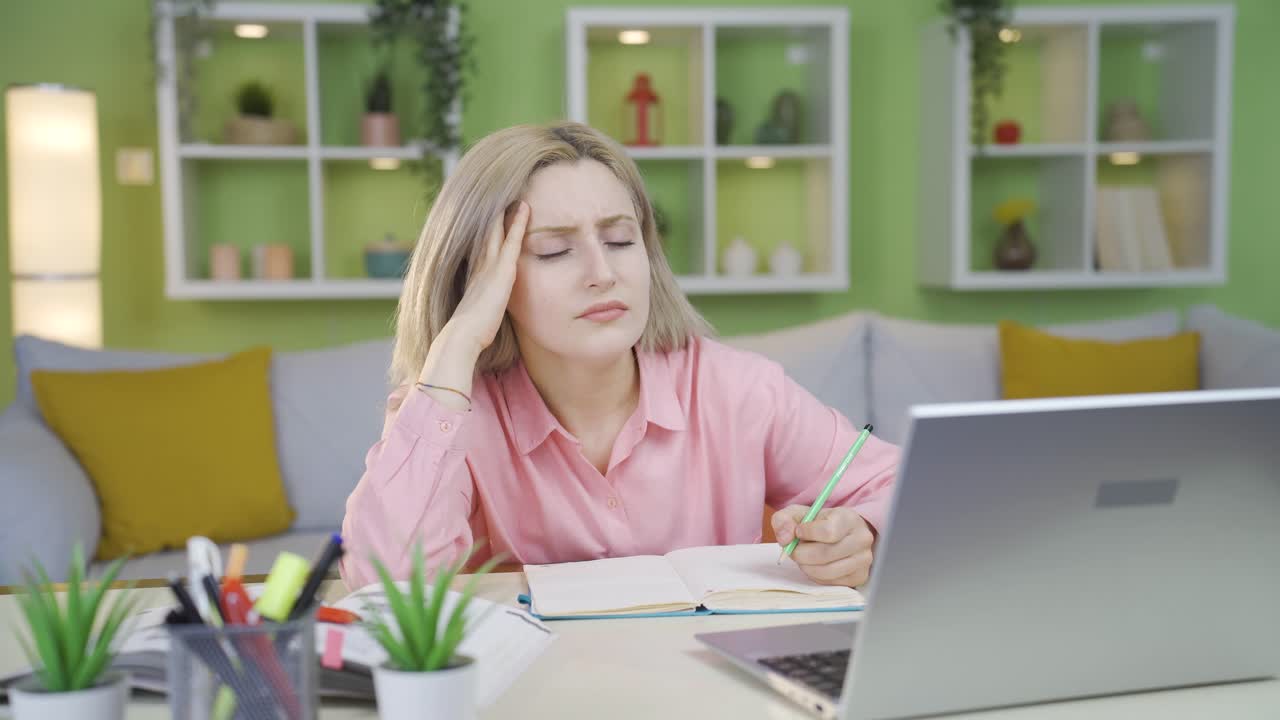 공부하는 동안 잠들어있는 학생.