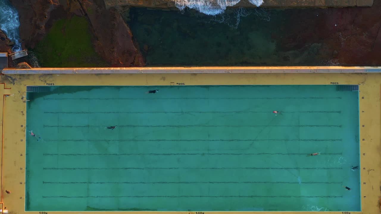 gente nadando en piscina continental