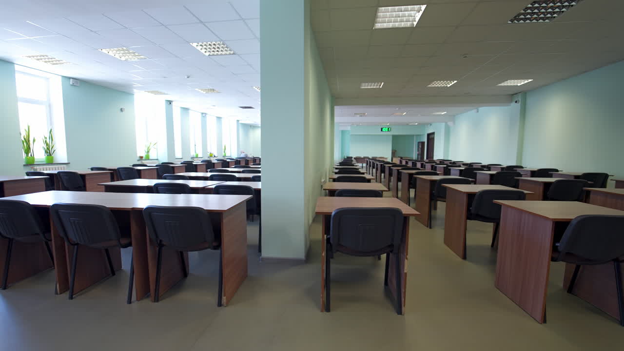 Aula moderna senza studenti. Vista di aula moderna vuota con sedie.