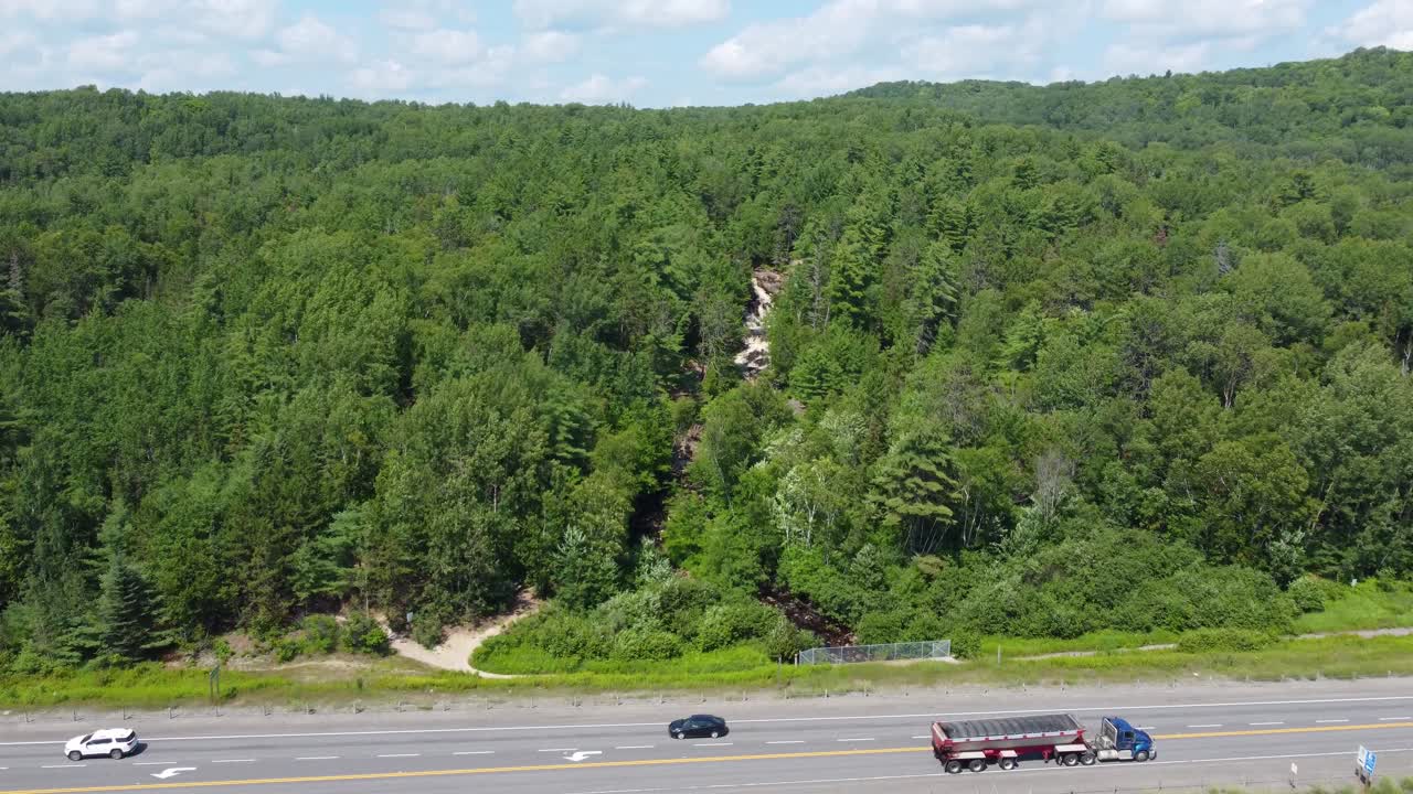 일상적인 야생, 아름다운 급류, 그리고 폭포는 캐나다에서 은 길 에 있습니다.