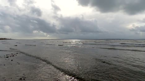 Olas-Rompiendo-En-La-Costa-Británica