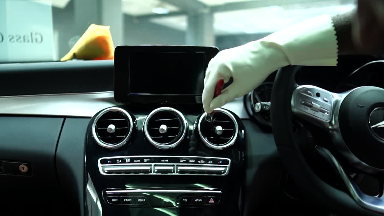 블랙 럭셔리 자동차의 청소 및 디테일링