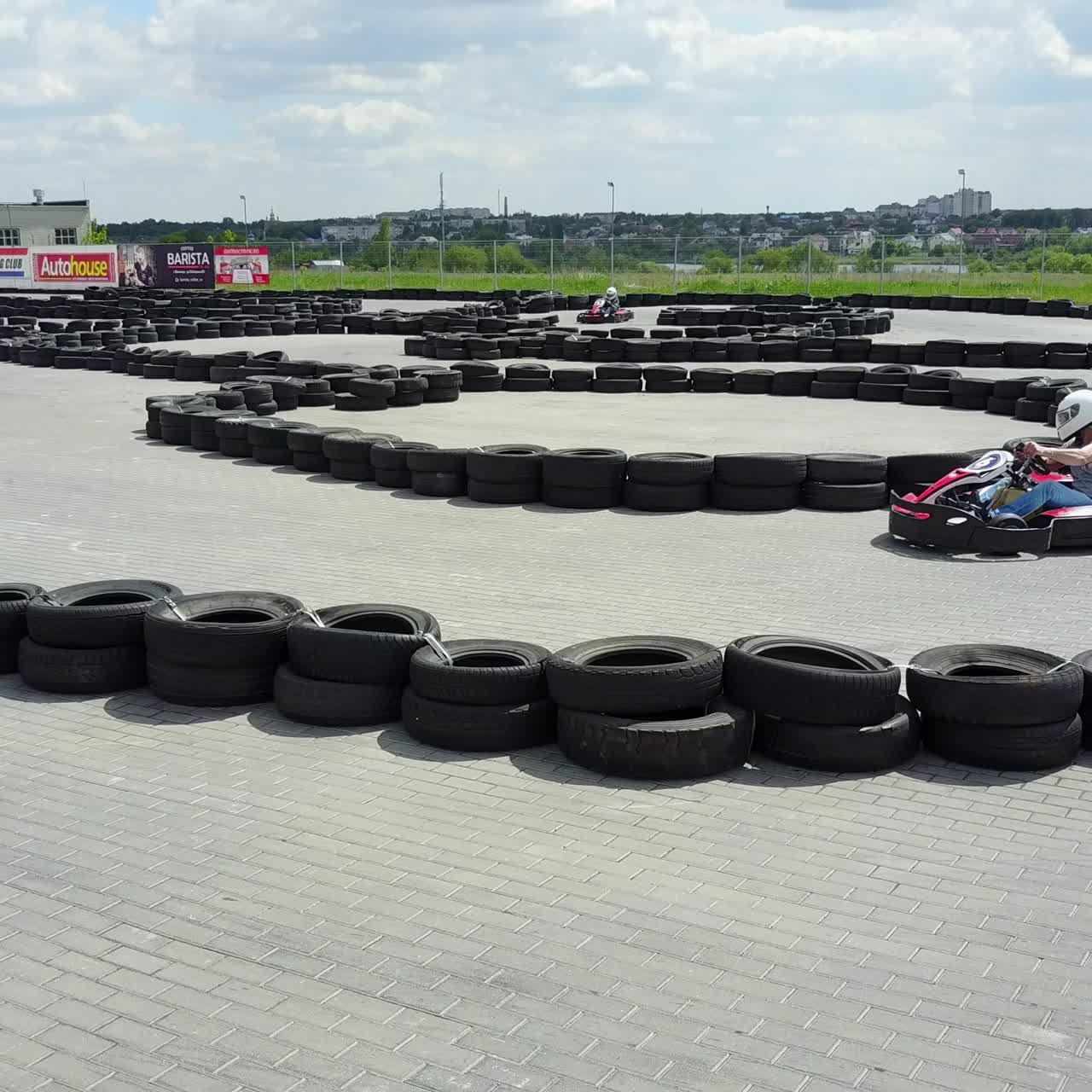 Persone che gareggiano con i kart