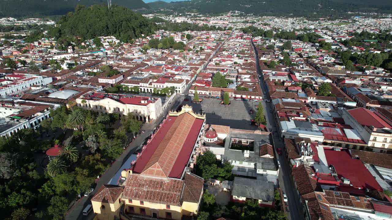 toma de drones que muestra la plaza principal, la iglesia, la cruz atrial y el sur del pueblo de san cristobal de las casas en chiapas, mexico