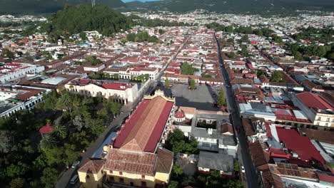 drone-shot-showing-the-main-square,-the-church,-the-atrial-cross-and-the-south-of-the-town-of-san-cristobal-de-las-Casas-in-Chiapas,-Mexico