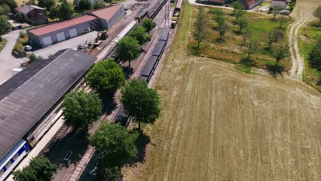 마르텔 에서 출발 한 증기 열차 가 관광객 들 과 함께 sncf 역 을 떠나는 모습, 기관차 에서 나오는 연기, 여름 에 공중 전망, 프랑스