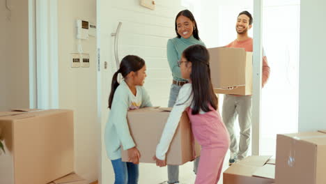 padres, niños y ayudando con cajas en la nueva casa