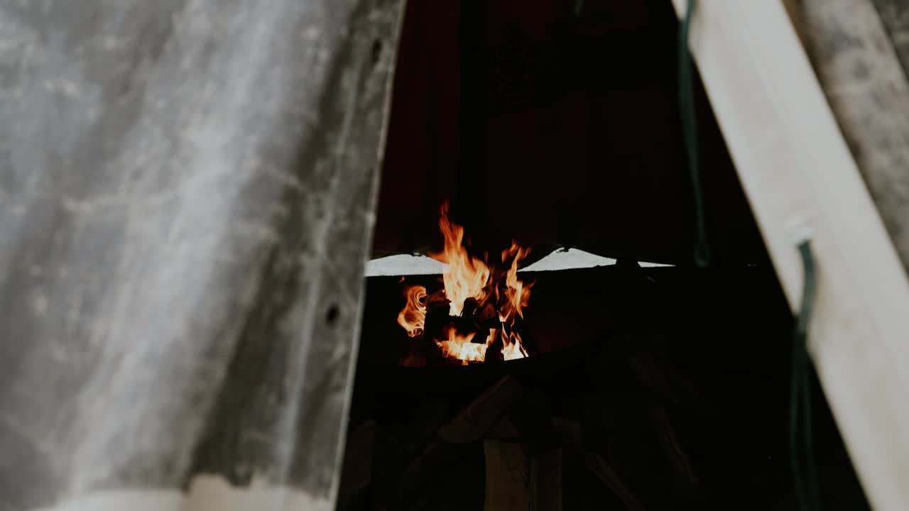 tipi 입구에서 타는 장작불의 전망, 풀백 샷