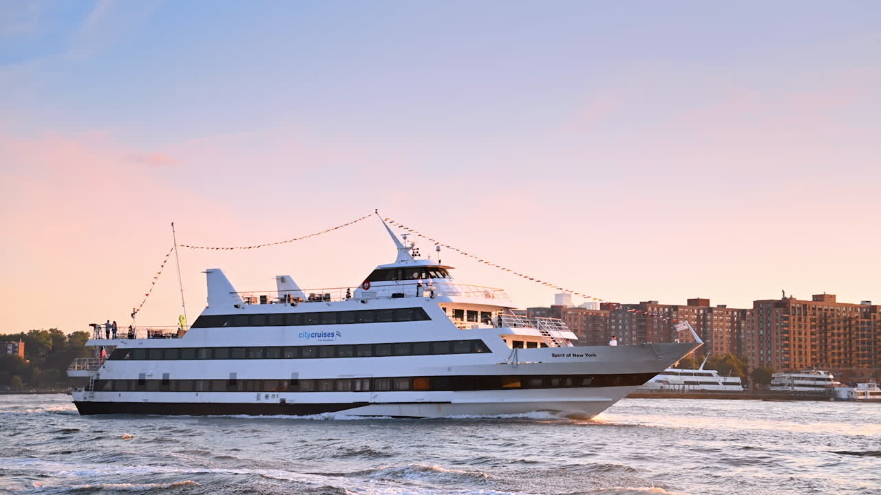 New York, USA, 4. august 2025: Krydstogtskib og jetski på Hudsonfloden i New York ved solnedgang. Et krydstogtskib og en jetski bevæger sig langs Hudsonfloden i New York ved solnedgang.