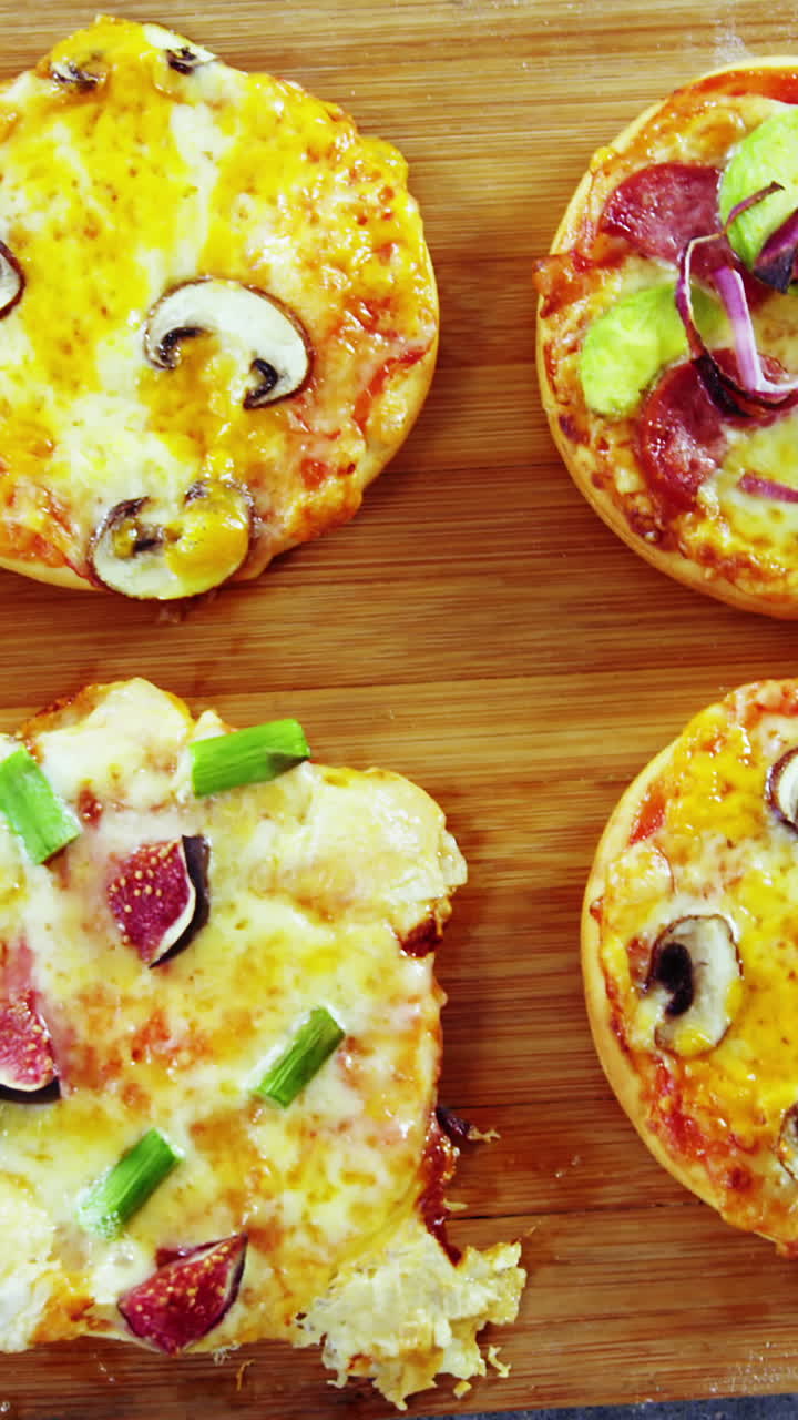 varias pizzas en tablero de madera