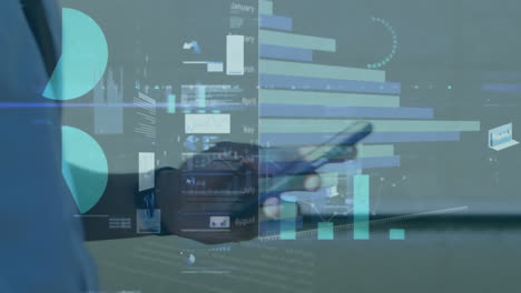animación del procesamiento de datos estadísticos sobre la sección media de un hombre que usa un teléfono inteligente y camina