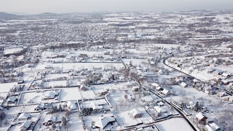 Vuelo-De-Drones-Sobre-La-Ciudad-En-Polonia-Durante-El-Día-Soleado-De-Invierno