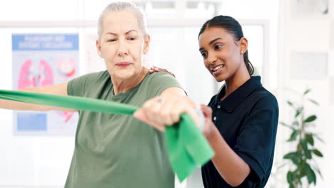 banda, mujer de edad avanzada y ejercicio de fisioterapia