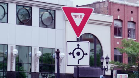 Yield-sign-in-downtown-Lansing,-Michigan-with-stable-video