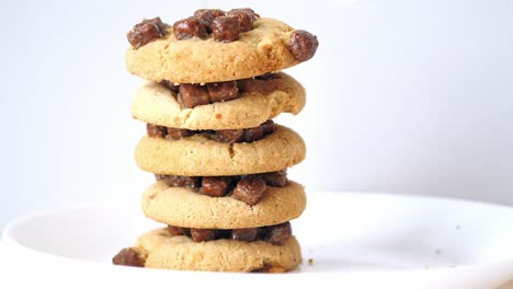 galletas de trozos de chocolate apiladas