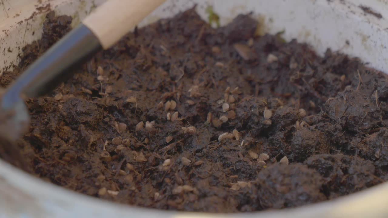 preparación del suelo de maceta para plantar semillas