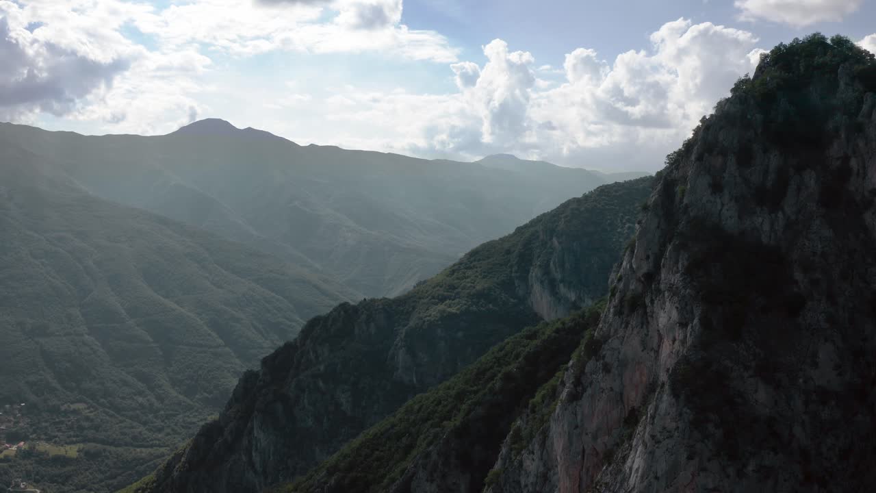 화창한 날 아래에 멋진 계곡이 있는 바위산 정상의 조감도