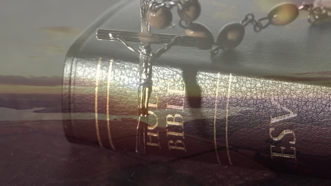 풍경 에 있는 성서 위 에 있는 십자가 의 비디오