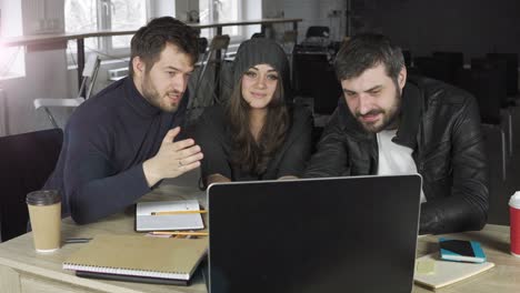 equipo de jóvenes profesionales teniendo una conferencia telefónica en una oficina creativa. discusión de negocios. tazas de café en la mesa. filmado en 4k