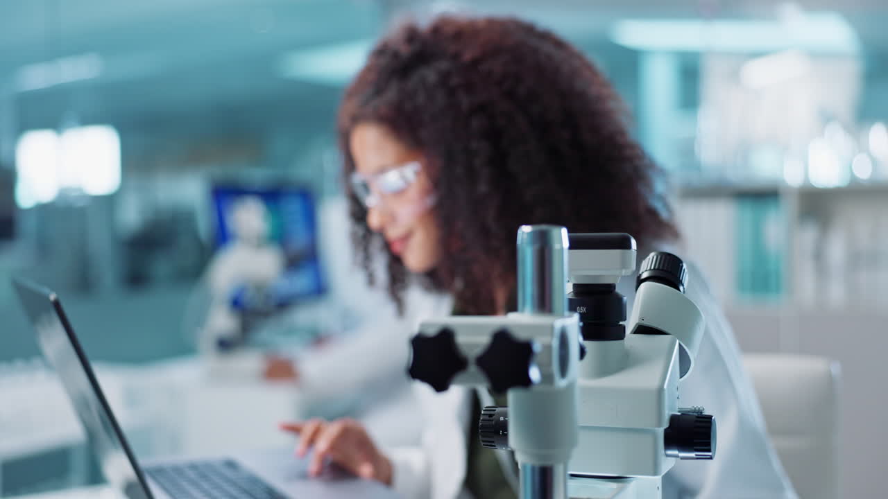 실험실에서 현미경을 사용하는 과학자