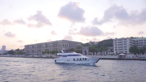 Historic-buildings-and-yacht.-City-of-Istanbul,-Turkey.