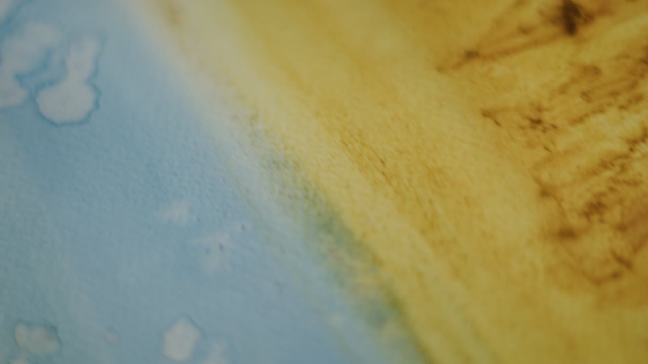 캔버스 위에 물빛 파란색과 질감있는 노란색 모래 금색 페인트의 클로즈업