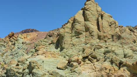 las rocas esculpidas del parque nacional del teide contra formaciones de cielo azul