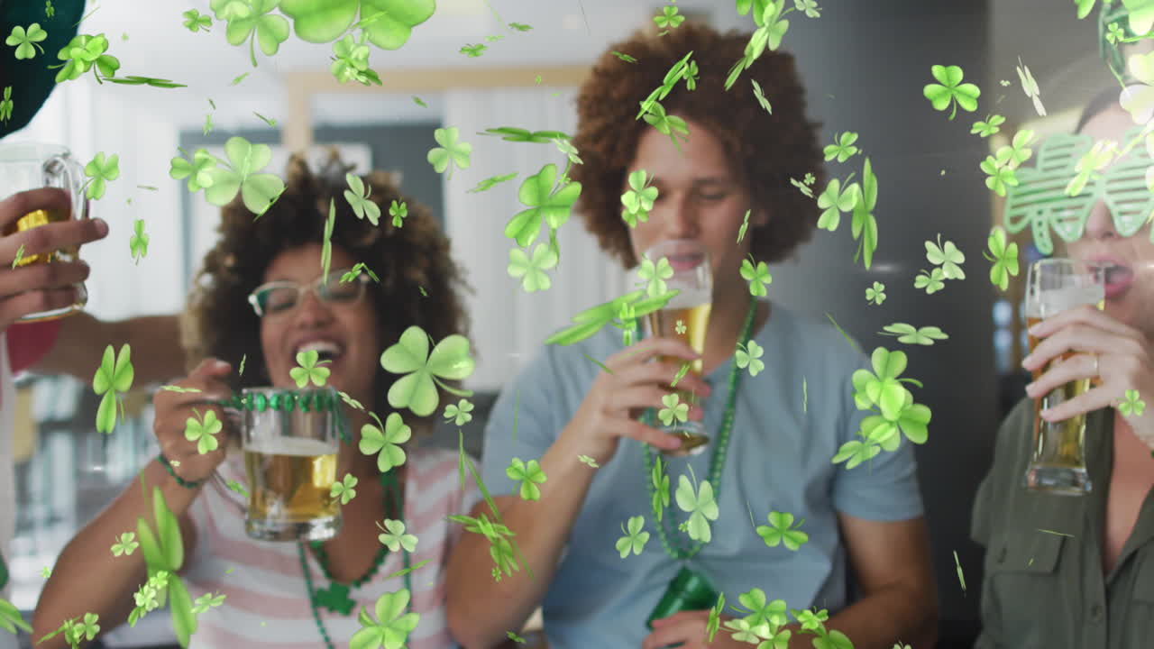 맥주 를 마시는 다양한 친구 들 위 에 있는 클로버 아이콘 의 애니메이션
