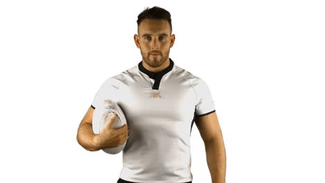 jugador de rugby serio sostiene la pelota de rugby