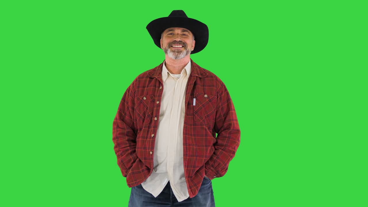 anciano hombre caucásico granjero agrónomo con sombrero de vaquero sonriendo a la cámara en una pantalla verde, llave de croma