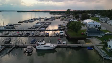 Paso-Elevado-Aéreo-Hessel-Marina-Al-Atardecer,-Michigan