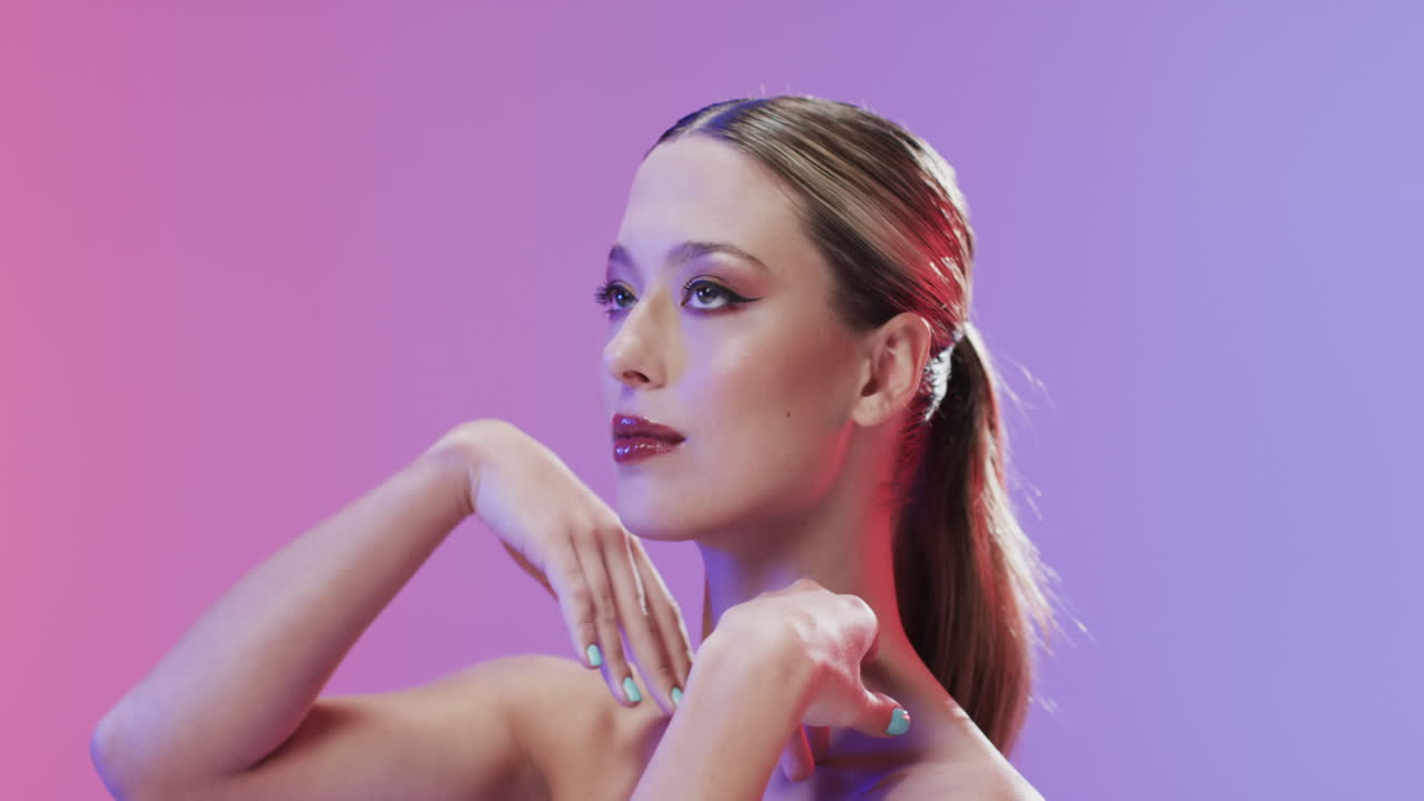 mujer caucásica con cabello rubio y maquillaje tocando su cara, copia espacio, cámara lenta