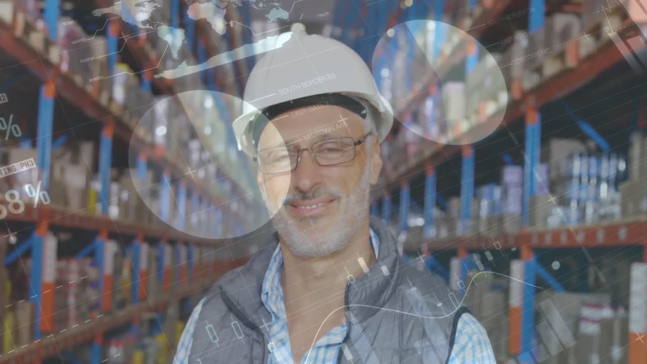 procesamiento de datos estadísticos sobre el retrato de un supervisor masculino caucásico sonriendo en el almacén