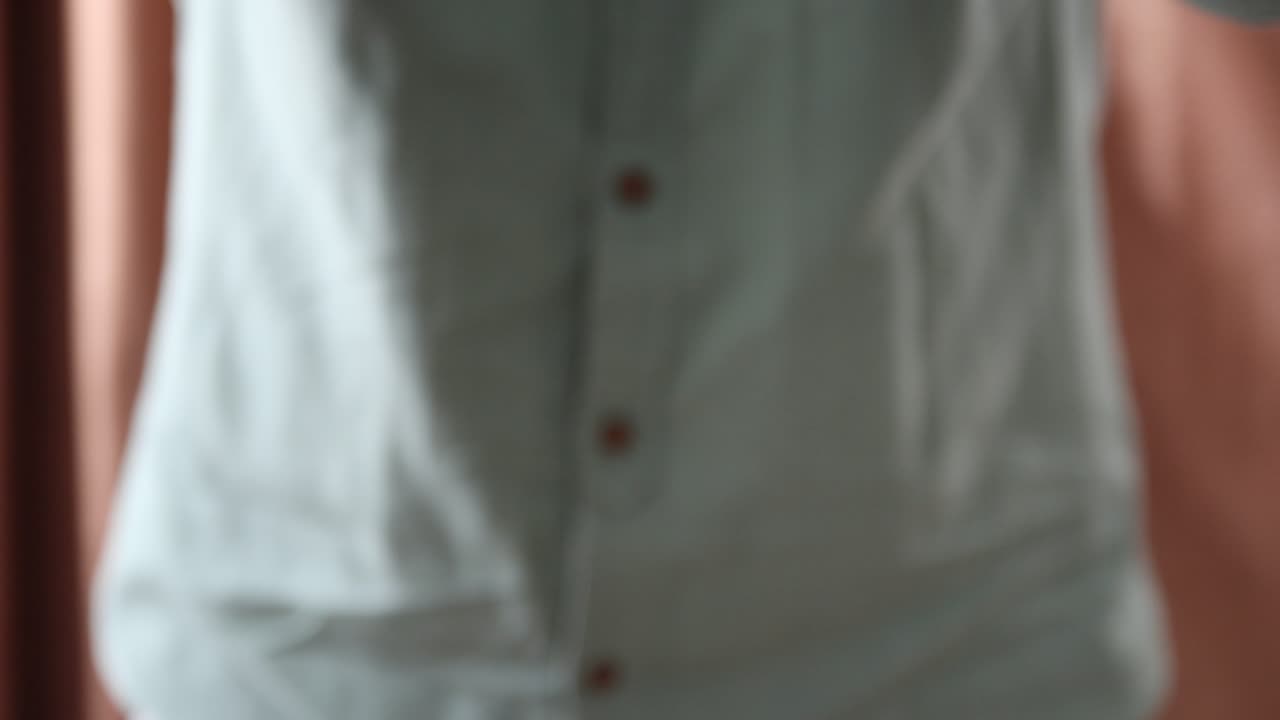 un puñado de tierra con plantas jóvenes