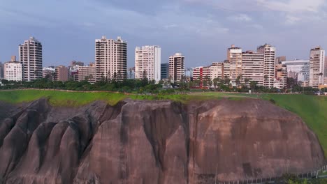 establecimiento de vista aerea de lima, capital y ciudad mas grande del peru