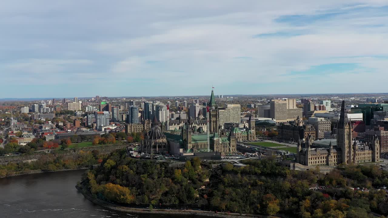 colina del parlamento de ottawa en el otoño