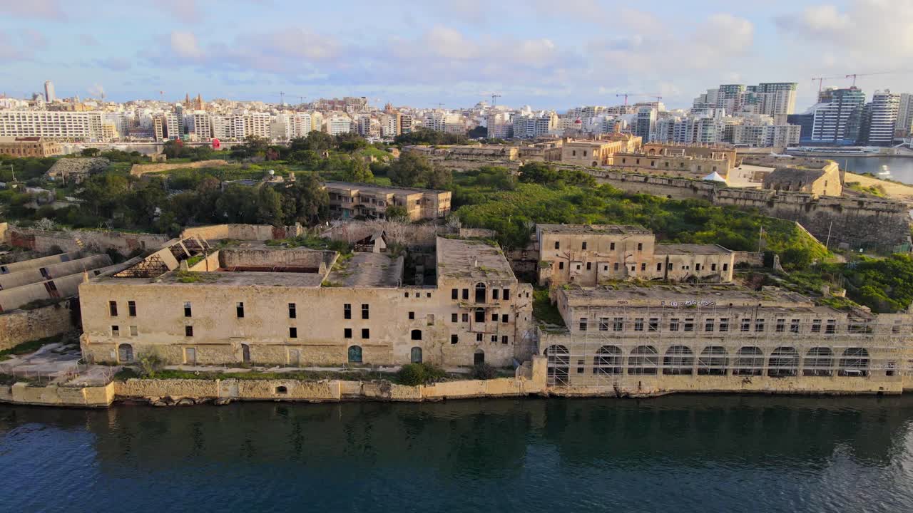 Vista aerea con drone del complesso abbandonato del Lazzaretto sull'Isola Manoel, lungo il porto di Marsamxett a Malta