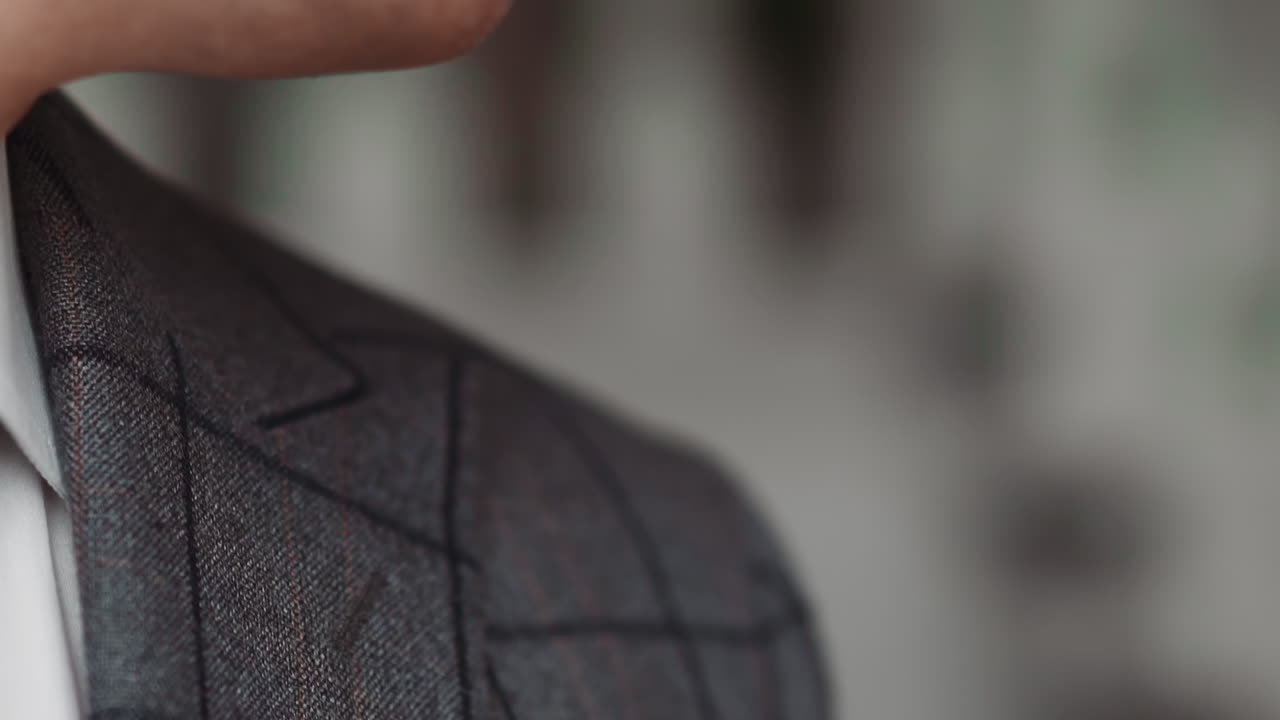 여자 는 흐릿 한 배경 에 친구 의 어깨 를  ⁇ 는다