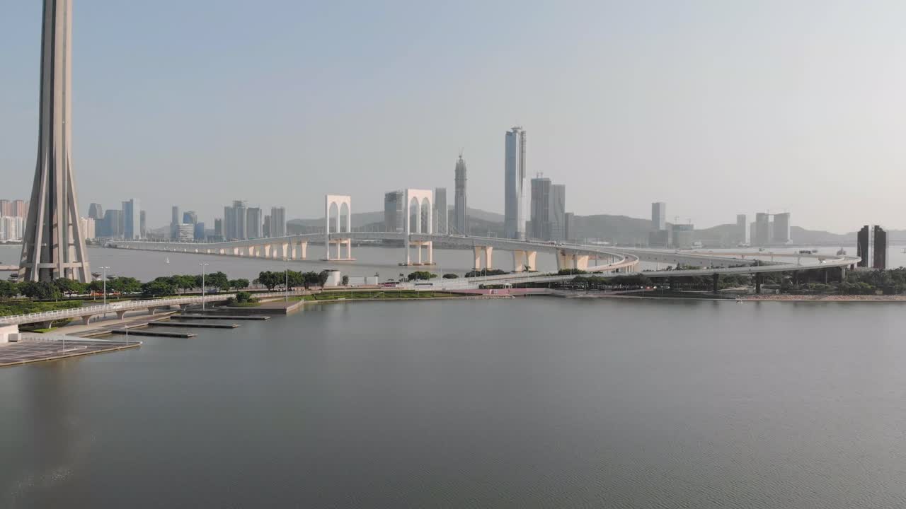 마카오 타워 베이스가 있는 사이반 다리의 교통 상황을 보여주는 드론 뒤로 공개 샷