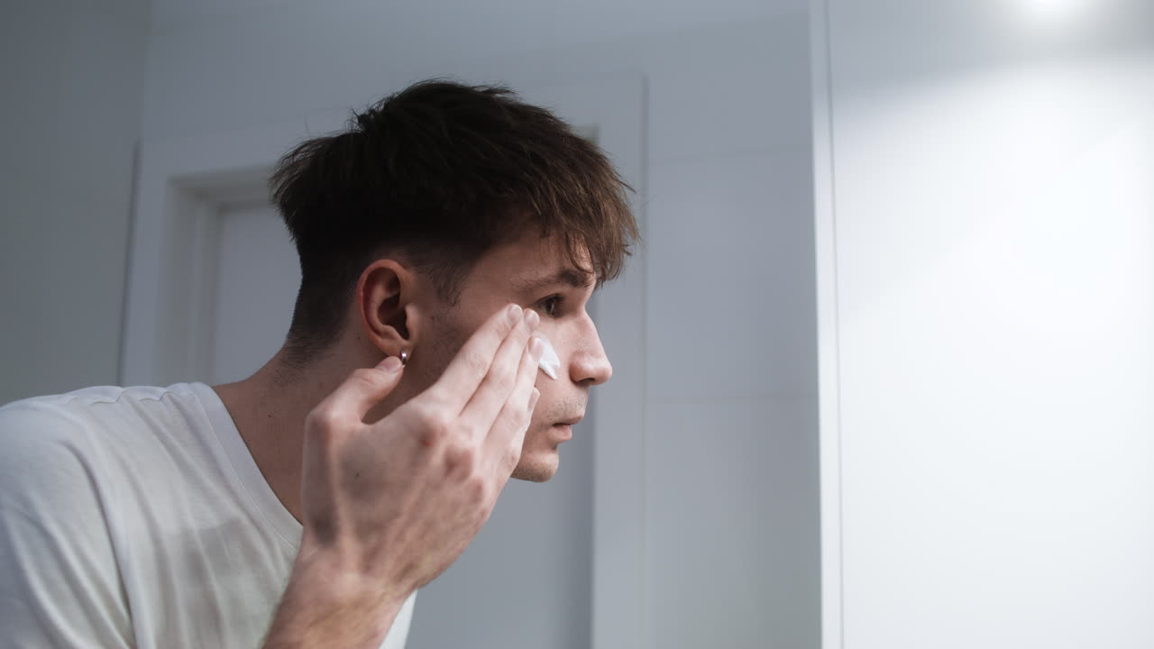 화장실에 있는 남자