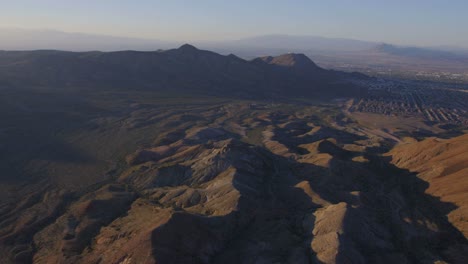 Vista-Aérea-De-Las-Montañas-Cerca-De-Las-Vegas-Nevada-Con-Expansión-Suburbana-En-La-Distancia