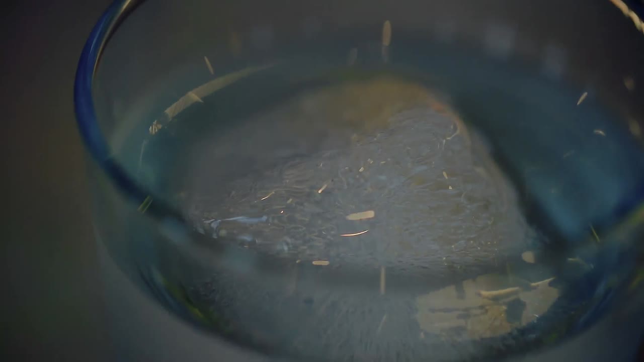 Bicchiere con ghiaccio e acqua 4k
