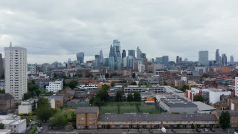 Vista-Panorámica-Del-Desarrollo-De-La-Ciudad-Con-Edificios-De-Oficinas-De-Gran-Altura-De-Diseño-Moderno-En-El-Fondo.-Londres,-Reino-Unido