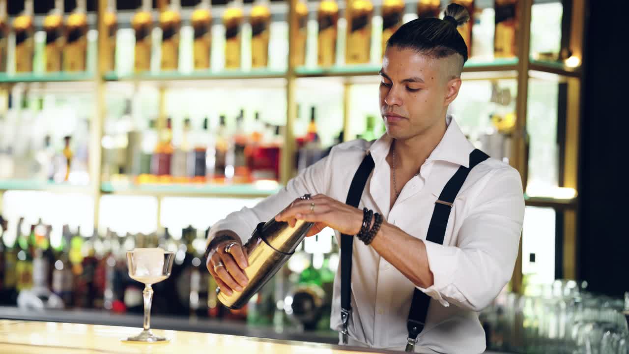 Barman professionista che shakera un cocktail in un bar moderno